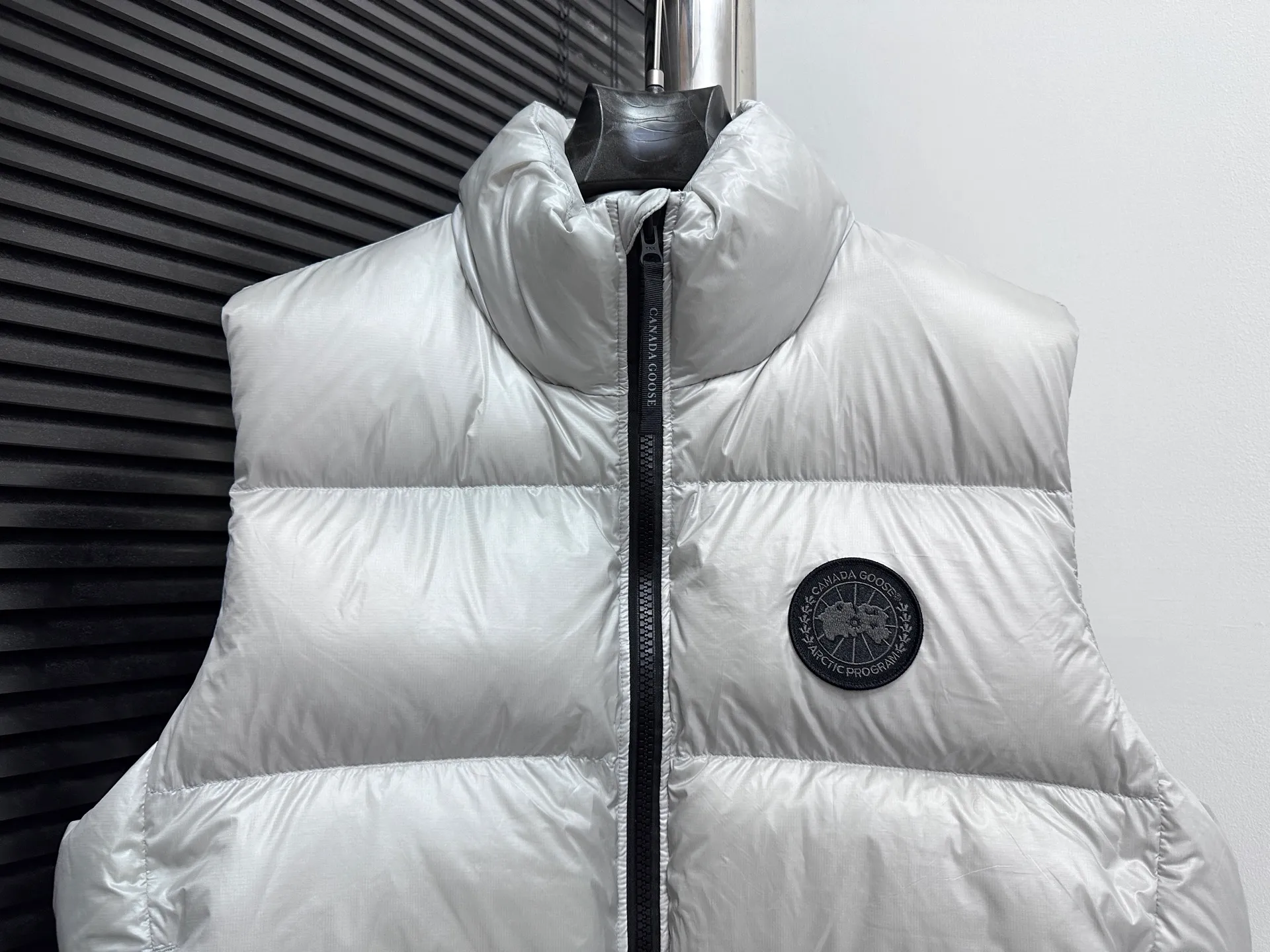 P560 [Canada Goose] Big Goose🦢Puff Down Vest has always been recognized as the warmest down jacket. Various Instagram celebrities, Internet celebrities, and celebrities often wear it for street photos. I make Canada Goose every year, but I still can't get rid of my love for it. No matter how cold the days are, there is no need to be afraid, because there is! Filled with 90% white duck down, it is the legendary warmest down jacket and is known as a must-have for Arctic outdoor sports! The most popular down jacket in the world, celebrities are rushing to buy it, it is a must-have! Size: XS-XL